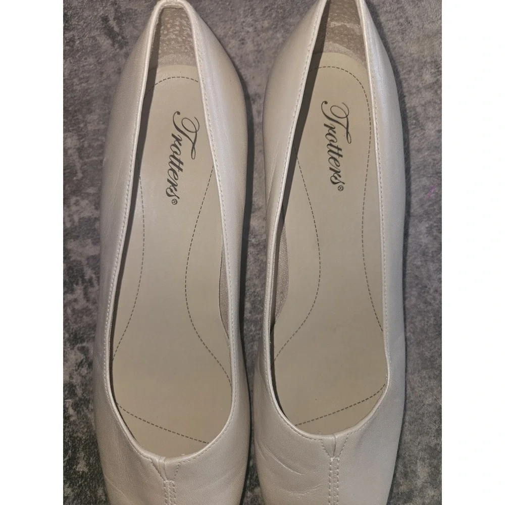 Trotters Women's 'Doris' White Pearl leather Pumps Ballet Flats - Size 9 M